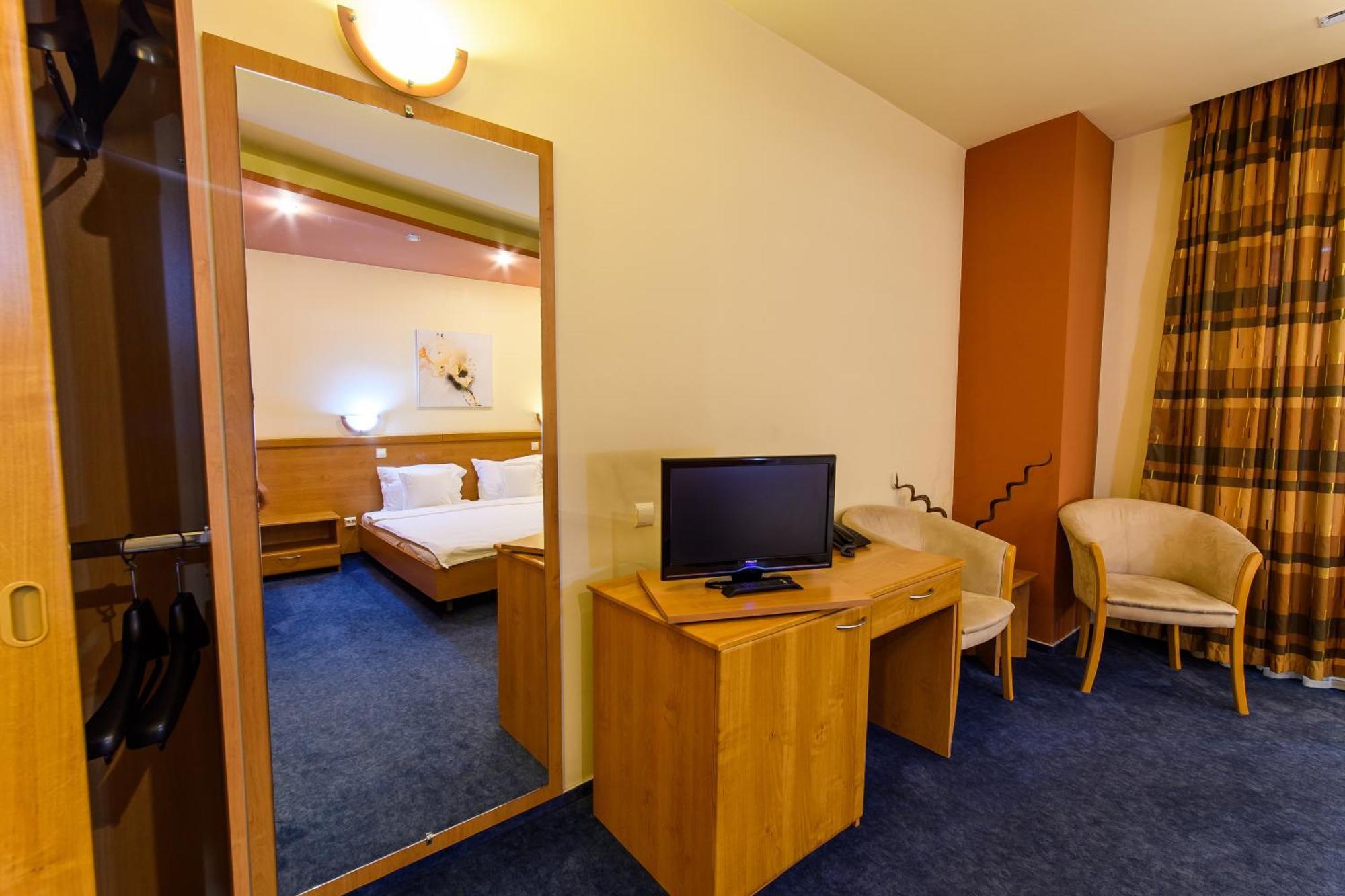 טימישוארה Hotel Torontal מראה חיצוני תמונה