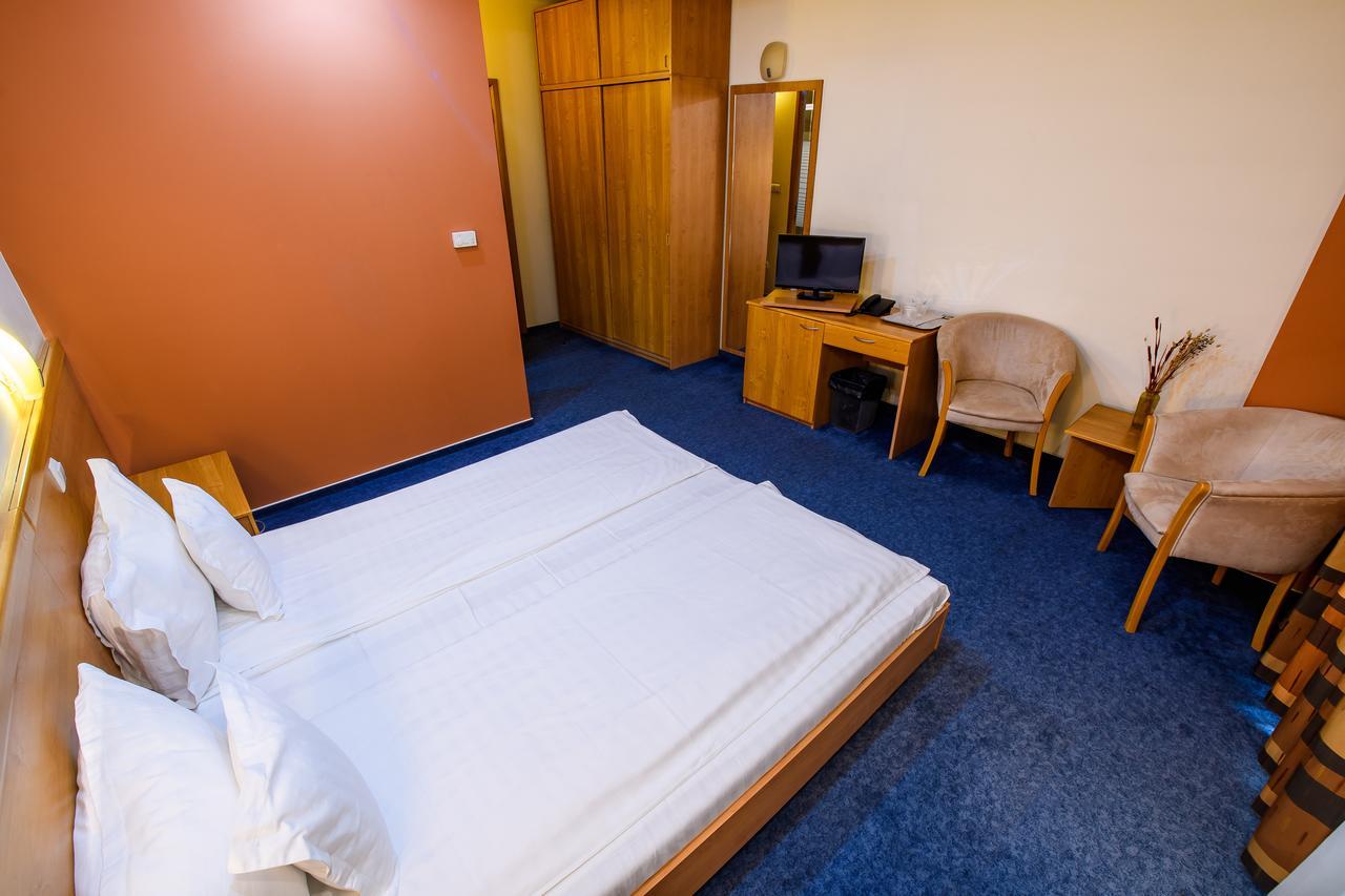 טימישוארה Hotel Torontal מראה חיצוני תמונה